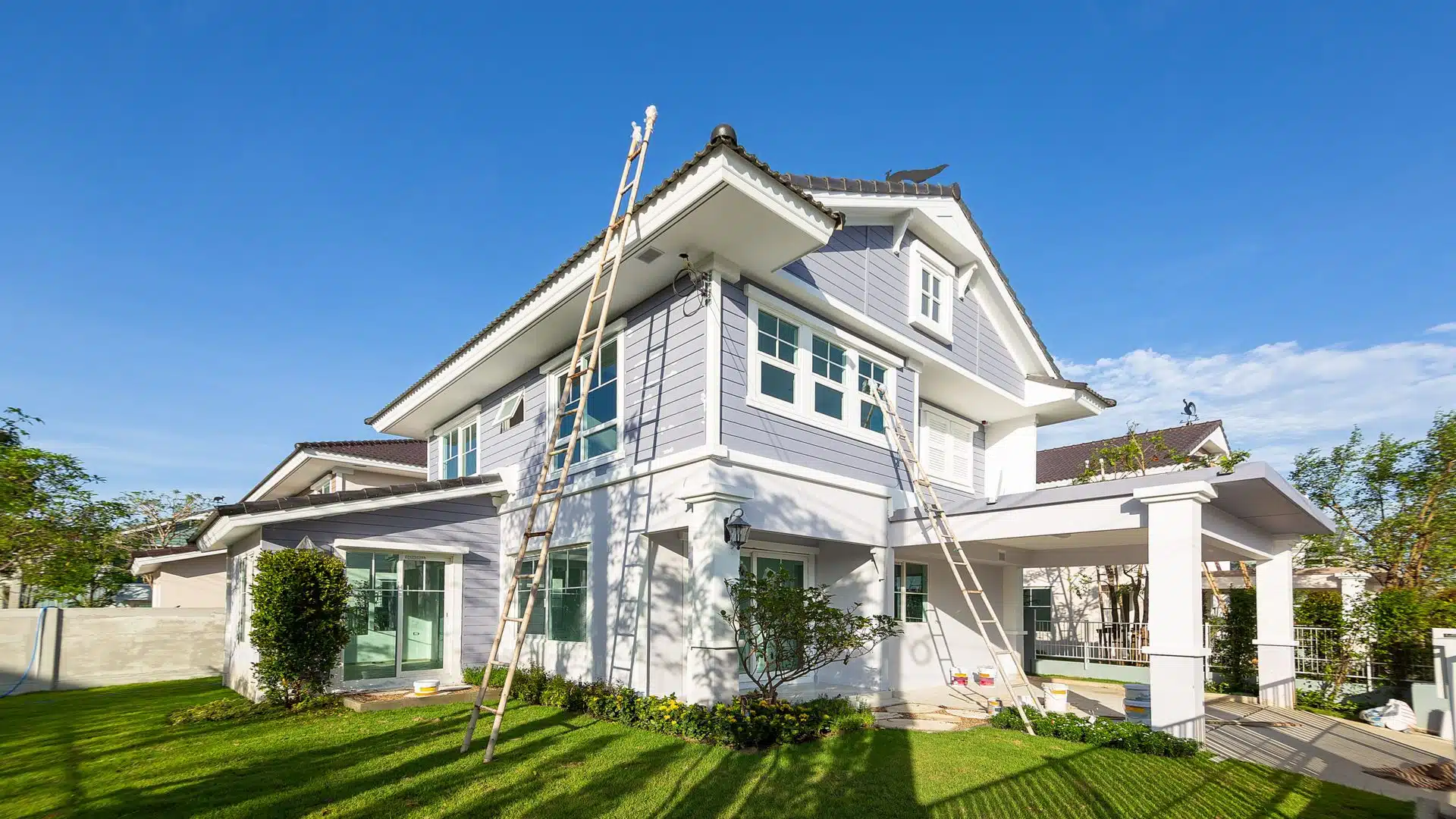 Stort moderne hus med stiger på utsiden